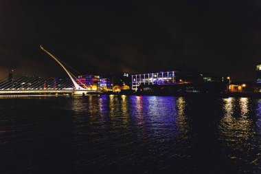 Samuel Beckett Köprüsü ve Dublin'in docklands Li Nehri üzerinde