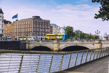 Liffey Nehri üzerinden görünüm ve Dublin O'Connell Köprüsü