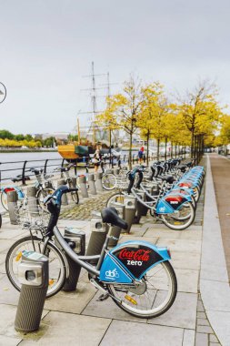 Liffey sonbahar ağaçlar ve şehir Bisikletleri ile yürüme Nehri üzerinde göster