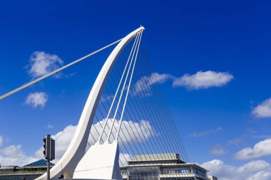 Dublin Samuel Beckett köprü mavi gökyüzü ile detay