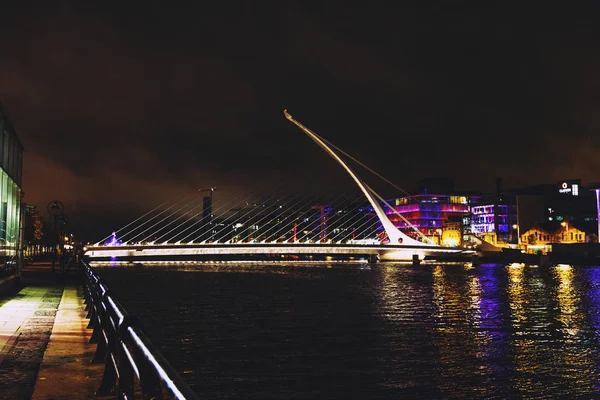 Мост Сэмюэля Беккета и причалы Дублина на реке Ли — стоковое фото