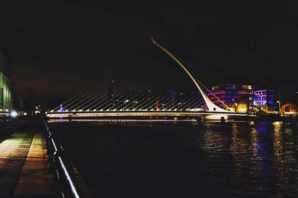 Мост Сэмюэля Беккета и причалы Дублина на реке Ли — стоковое фото