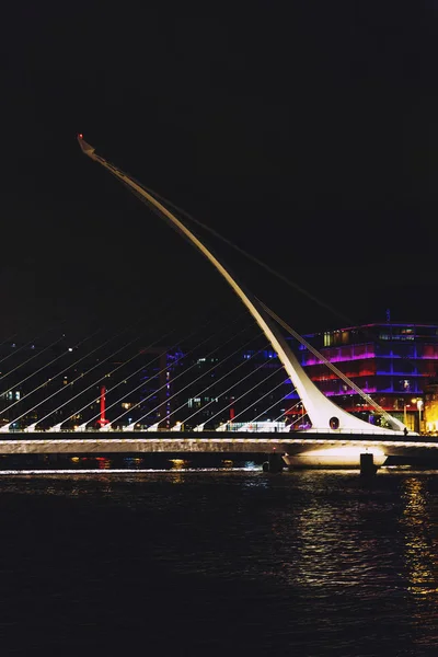 De brug van Samuel Beckett en Dublin docklands aan de rivier de Li — Stockfoto