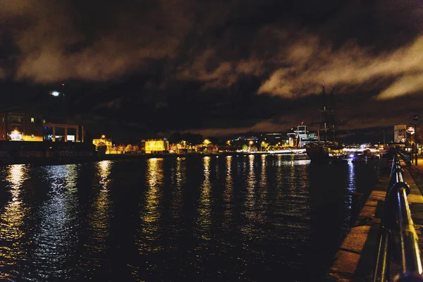 Les docks de Dublin sur la rivière Liffey la nuit — Photo