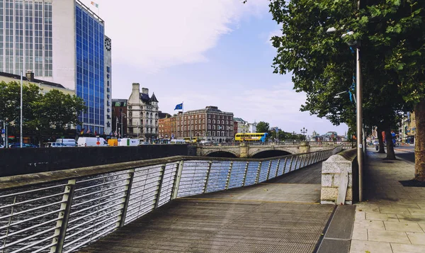 Uitzicht over de rivier de Liffey en Dublin O'Connell bridge — Stockfoto