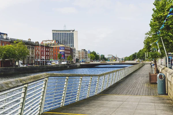 Vista sobre el río Liffey y el puente O 'Connell de Dublín — Foto de Stock