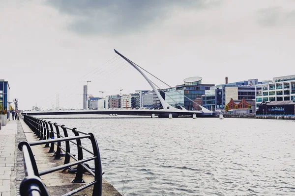 Samuel Beckett Köprüsü ve Dublin'in docklands Li Nehri üzerinde — Stok fotoğraf