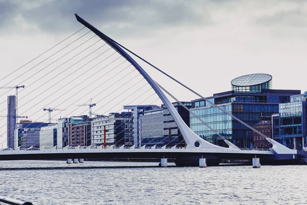 Samuel Beckett Köprüsü ve Dublin'in docklands Li Nehri üzerinde