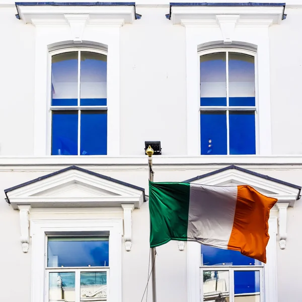 Irlandzki Flaga Macha od fasady towarowy w Grafton St — Zdjęcie stockowe