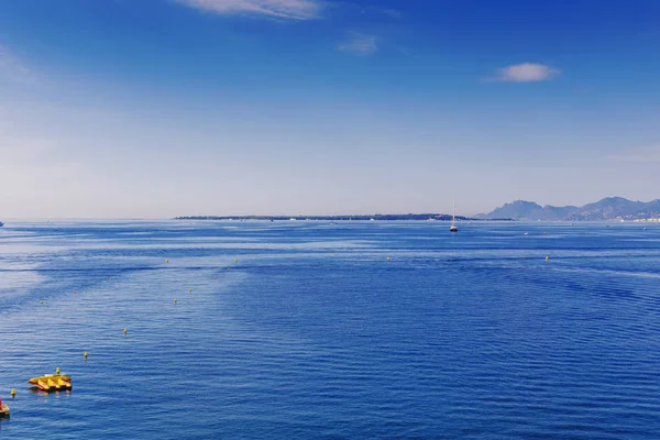 Середземноморський Blue краєвид на французькій Рив'єрі — стокове фото