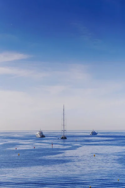 Blaue mediterrane Landschaft mit Yachten und Großschiffen — Stockfoto