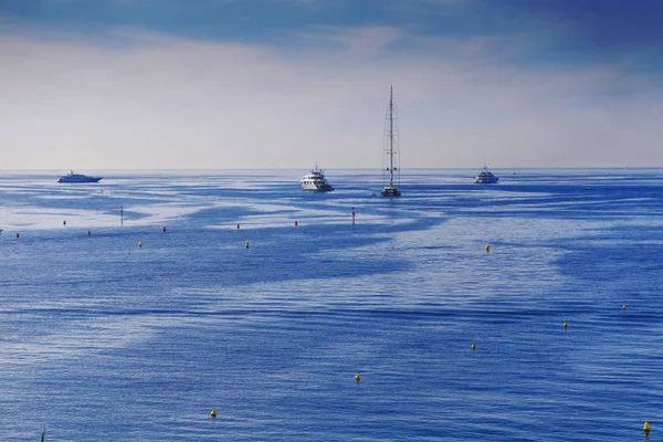 Blauwe mediterrane landschap met jachten en grote schepen — Stockfoto