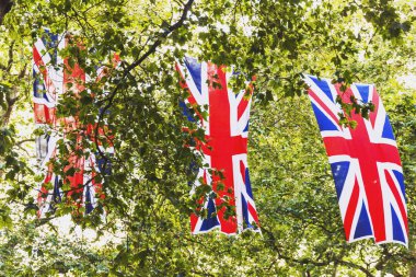 Union Jack bayrağı Londra 'da Bruton Sokağı üzerinde sallıyor