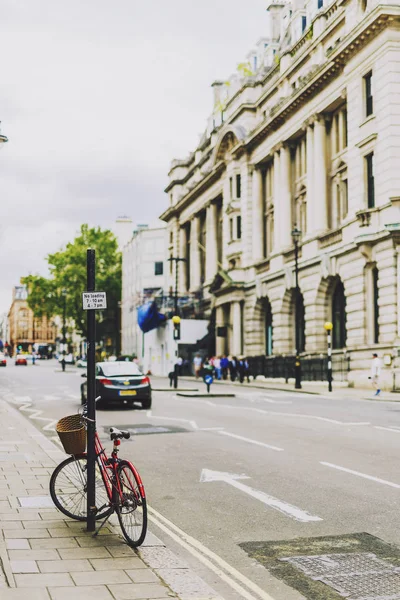 London street, kerékpár, parkoló és építészet bokeh — Stock Fotó