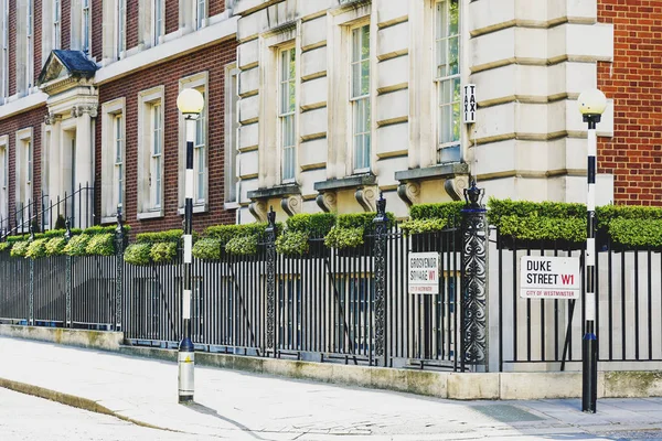 Detail of the streets of London city centre near Grosvenor Squar — Stock Photo, Image