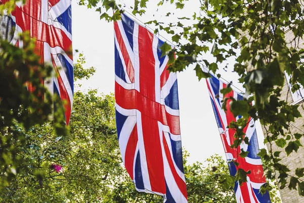 Union Jack bayrağı Londra 'da Bruton Sokağı üzerinde sallıyor