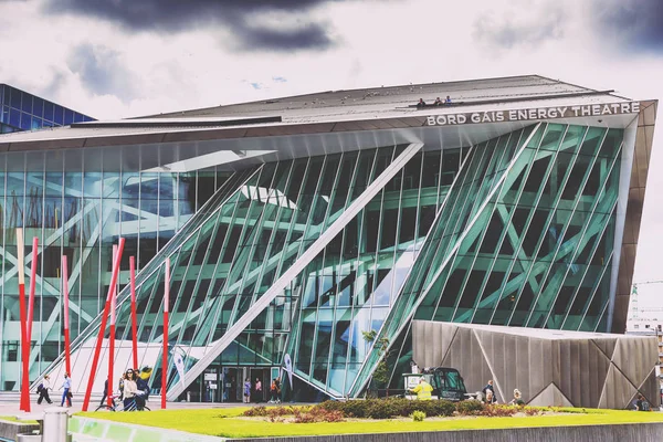 L'architecture futuriste du Bord Gais Theare à Dublin Docklands — Photo