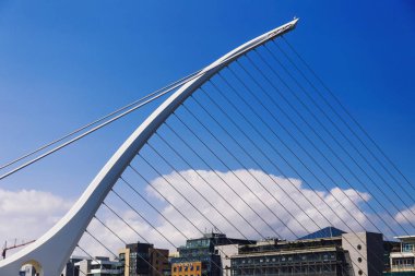 Liffey Nehri ve Dublin Samuel Beckett Köprüsü