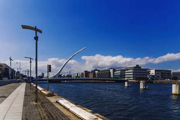 Liffey Nehri ve Dublin Samuel Beckett Köprüsü