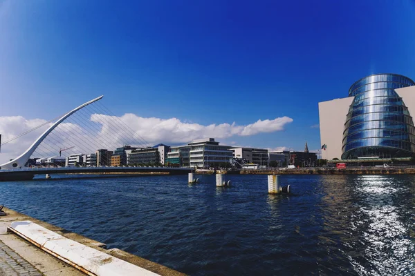 Řeka Liffey a Samuel Beckett most v Dublinu — Stock fotografie