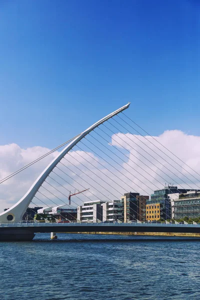 Liffey Nehri ve Dublin Samuel Beckett Köprüsü