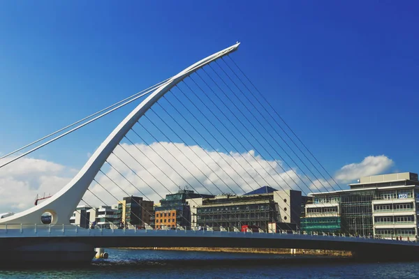 El río Liffey y el puente Samuel Beckett en Dublín — Foto de Stock