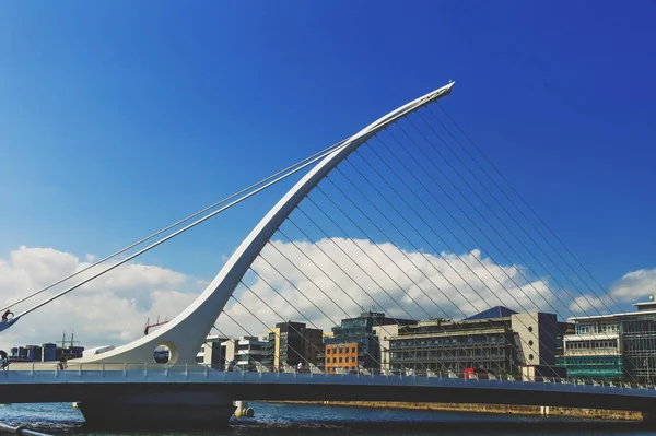 A Liffey-folyóra és a Samuel Beckett bridge, Dublin — Stock Fotó