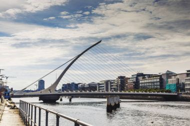 Liffey Nehri ve Dublin Samuel Beckett Köprüsü