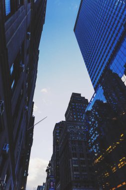 Mahnattan'ın cadde ve skyscapers mavi saatte