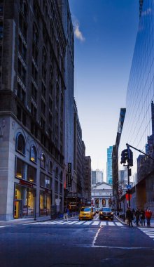 Mahnattan'ın cadde ve skyscapers mavi saatte