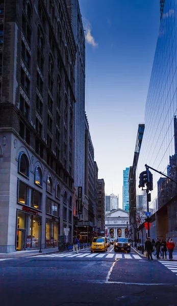 Les rues et les gratte-ciel de Mahnattan à l'heure bleue — Photo