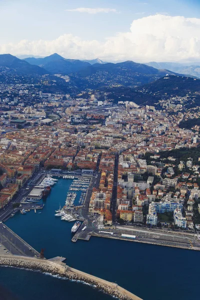 Luchtfoto van de stad Nice, Frankrijk en de omringende coastlin — Stockfoto
