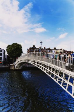 Dublin Liffey Nehri üzerinde tarihi Ha'Penny köprü, 