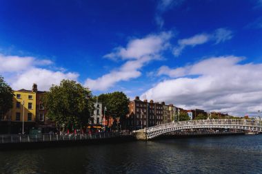 Dublin Liffey Nehri üzerinde tarihi Ha'Penny köprü, 