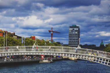 Dublin Liffey Nehri üzerinde tarihi Ha'Penny köprü, 