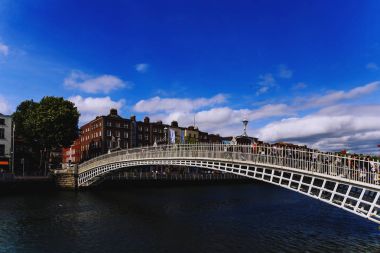 Dublin Liffey Nehri üzerinde tarihi Ha'Penny köprü, 