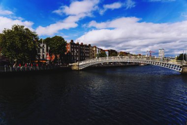 Dublin Liffey Nehri üzerinde tarihi Ha'Penny köprü, 