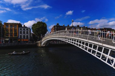 Dublin Liffey Nehri üzerinde tarihi Ha'Penny köprü, 