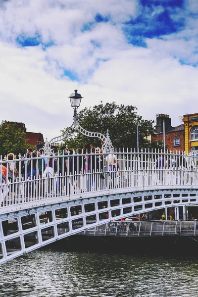 De historische Ha'Penny brug over de rivier de Liffey in Dublin, — Stockfoto