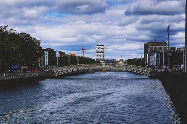 Dublin Liffey Nehri üzerinde tarihi Ha'Penny köprü, — Stok fotoğraf