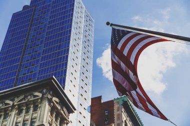 Amerikan bayrağı sallayarak Manhattan sokaklarında