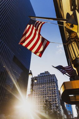 Midtown Manhattan'ın ve Amerikan bayrakları binalarda arasında Sunflare