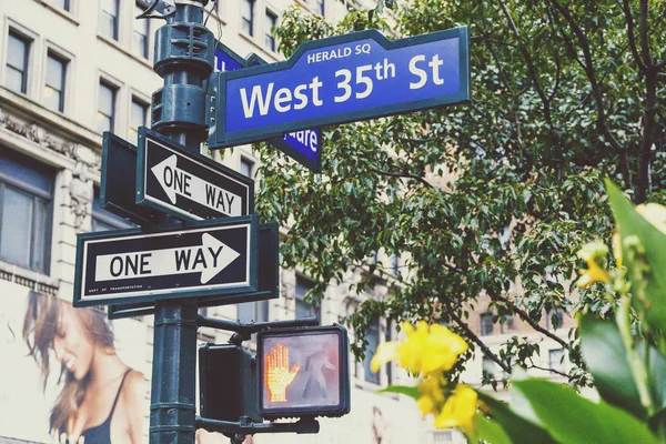 Lâmpada de rua e sinal West 35th Street em Manhattan com flor a — Fotografia de Stock