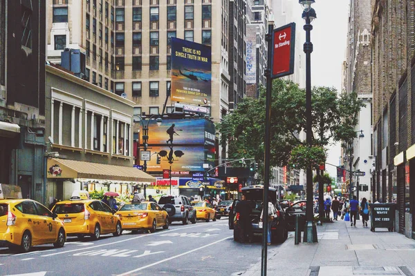 Detalhe da West 35th Street de Manhattan com linha de amarelo — Fotografia de Stock