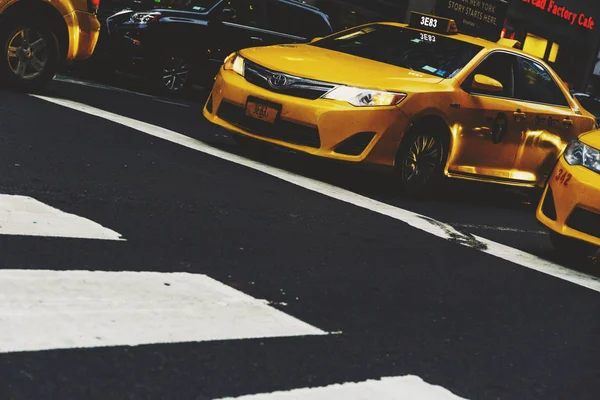Движение в Нью-Йорке с желтыми такси ждет зеленый свет на — стоковое фото