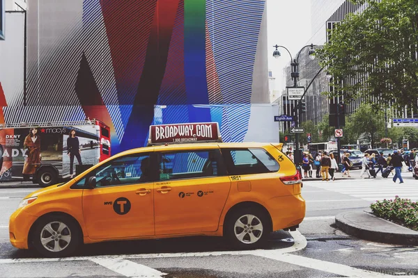 Taxi jaune et personnes non identifiées traversant la rue à Midtow — Photo