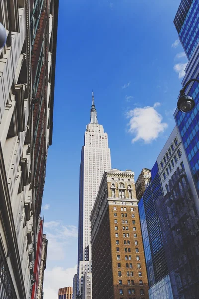 Vista do Empire State Building a partir do nível da rua e cercar — Fotografia de Stock