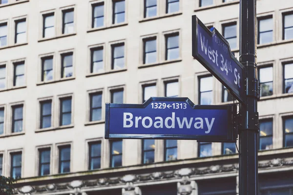 Detalj av Broadway och West 34th Street tecken och byggnaden i th — Stockfoto