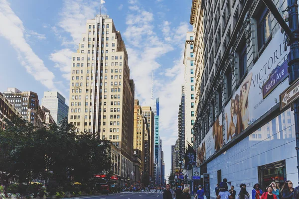 Detalj av den sjätte avenyn på Manhattan med butiker och unidentif — Stockfoto