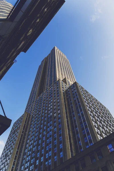 Empire State Building desde el nivel de la calle en Manhattan — Foto de Stock